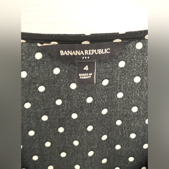 Women’s Banana Republic v-neck dress. Size 4. - Picture 3 of 6